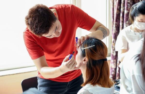 男生可以学化妆吗，发展前景怎么样_深圳化妆培训学校