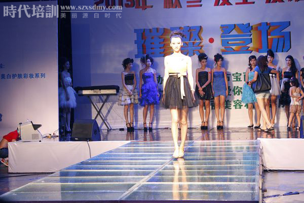 中国化妆学校50强，时代担任深圳秋冬发型发布会化妆